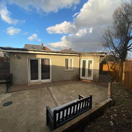 Private House With Free Park For Group Near Wembley Station Villa London Eksteriør billede