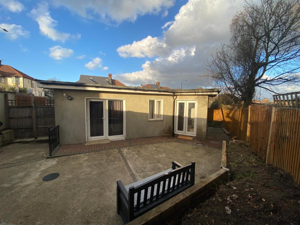 Private House With Free Park For Group Near Wembley Station Villa London Eksteriør billede