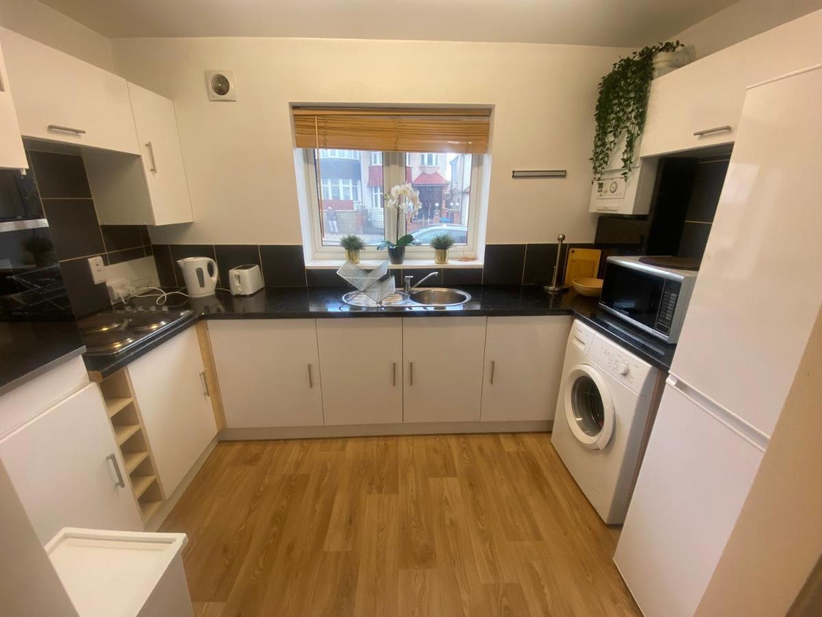 Private House With Free Park For Group Near Wembley Station Villa London Eksteriør billede